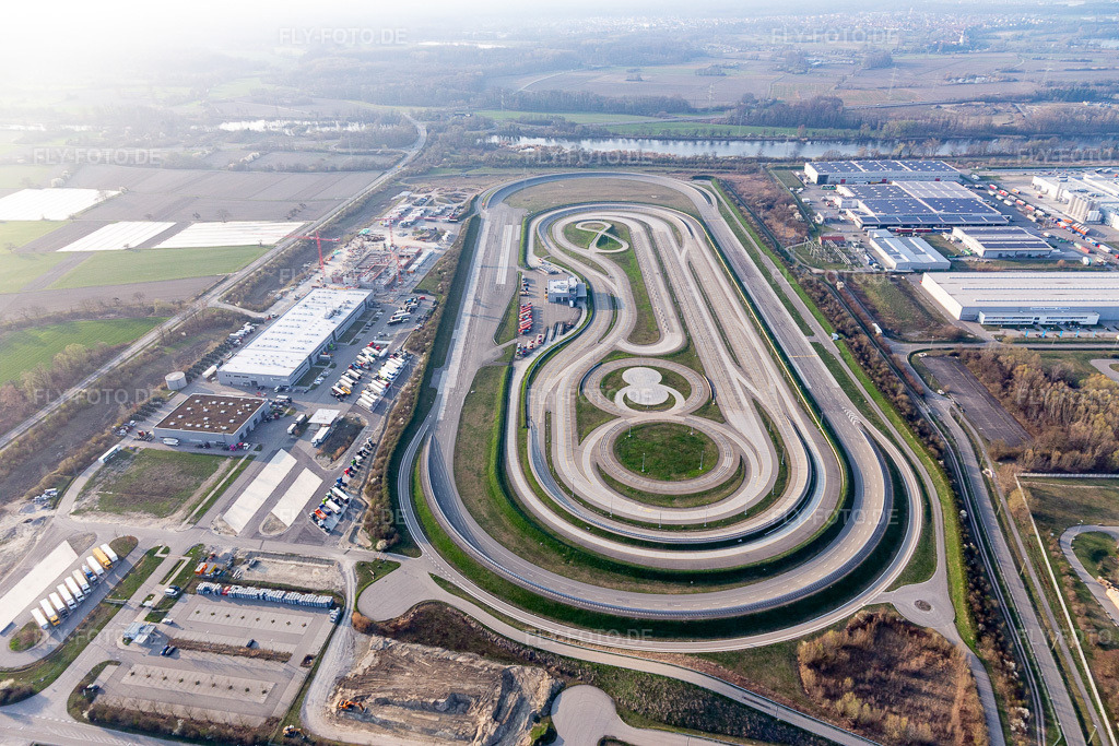 Luftbild: LKW-Teststrecke des Daimler LKW-Werks im Industriegebiet Wörth-Oberwald in Wörth am Rhein im Bundesland Rheinland-Pfalz in Deutschland. Foto: IMG_113233.jpg vom 23.03.2019 durch Werner Riehm/FLY-FOTO.de