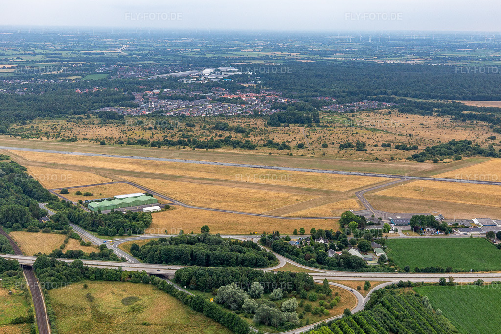 Luftbild: Flensburger Flugplatz im Ortsteil Weiche in Flensburg im Bundesland Schleswig-Holstein in Deutschland. Foto: IMG_127717.jpg vom 23.07.2021 durch Werner Riehm/FLY-FOTO.de