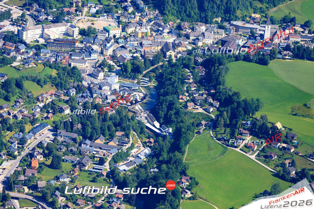 Die Luftaufnahme der Stadt Bad Aussee wurde 2017 vom Flugzeug heraus erstellt ( keine Drohne )- hohe Auflösung für beste Qualität