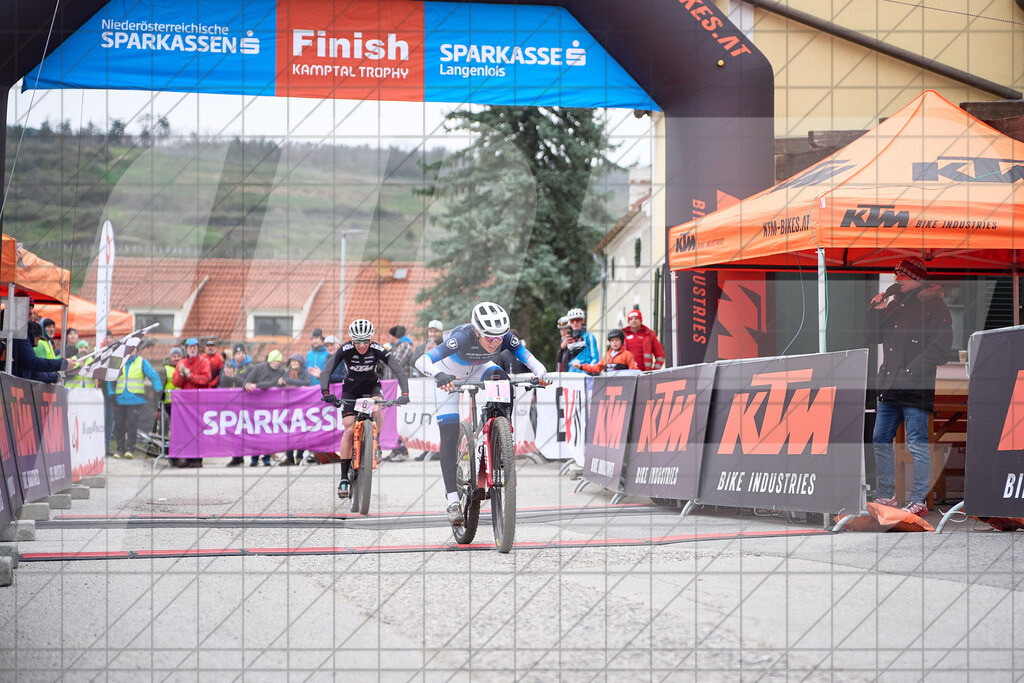 34. KTM Kamptal Trophy 1, MITTERWALLNER Mona (AUT), Women Elite, MONDRAKER FACTORY RACING XC vor 6, SPECIA Giada (ITA), KTM FACTORY MTB TEAM | ZÖBING, Österreich – 2026-03-28: 34. KTM Kamptal Trophy1, MITTERWALLNER Mona (AUT), Women Elite, MONDRAKER FACTORY RACING XC vor 6, SPECIA Giada (ITA), KTM FACTORY MTB TEAMFoto: © 2026 Martin Bihounek - MB Creative e.U.