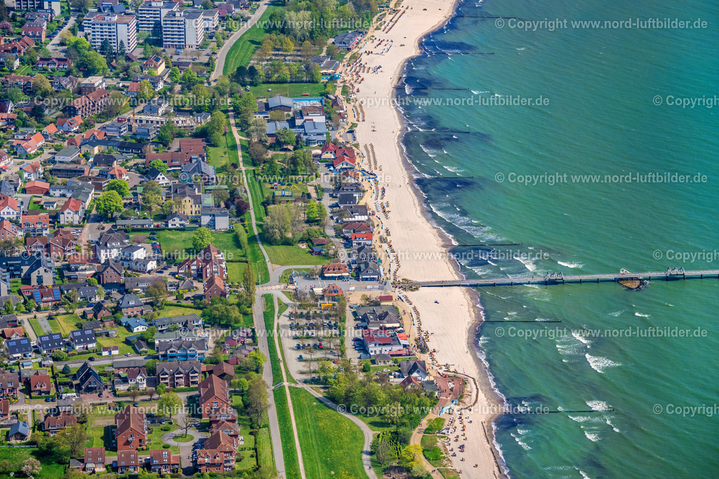 Kellenhusen_Seebrücke_ELS_0118010524 | KELLENHUSEN 01.05.2024 Ortsansicht an der Meeres-Küste der Ostsee in Kellenhusen im Bundesland Schleswig-Holstein. Weiterführende Informationen bei: Ostseebad Kellenhusen. // Townscape on the seacoast of Baltic Sea in Kellenhusen in the state Schleswig-Holstein. Further information at: Ostseebad Kellenhusen. Foto: Martin Elsen