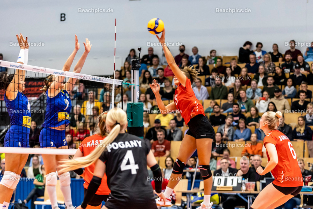 2022-00063352-Testspiel-Deutschland-Brasilien | Angriff Kimberly DREWNIOK #8 (Diagonal) GER, 17.09.2022; Berlin Foto: Gerold Rebsch - www.beachpics.de
