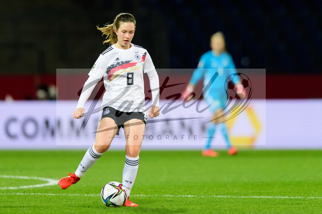 GERTUR20211126_142 | Fussball, Frauen: Jana Feldkamp (Germany) in Aktion, am Ball, Einzelaktion bei dem Spiel der WM-Qualifikation zwischen Deutschland und Tuerkei im Eintracht-Stadion am 26.11.2021 in Braunschweig, Deutschland. - Realisiert mit Pictrs.com