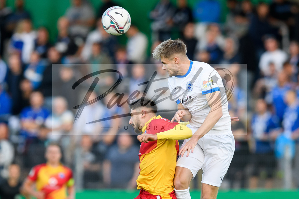 LOTKSC20210809_054 | Fussball, Herren: Malik Batmaz (Karlsruher SC) und Dominic Minz (Sportfreunde Lotte) im Zweikampf beim Spiel der 1. Runde im DFB-Pokal zwischen SF Lotte und Karlsruher SC im Stadion am Lotter Kreuz am 09.08.2021 in Lotte, Deutschland.DFB / DFL REGULATIONS PROHIBIT ANY USE OF PHOTOGRAPHS AS IMAGE SEQUENCES AND/OR QUASI-VIDEO. - Realisiert mit Pictrs.com