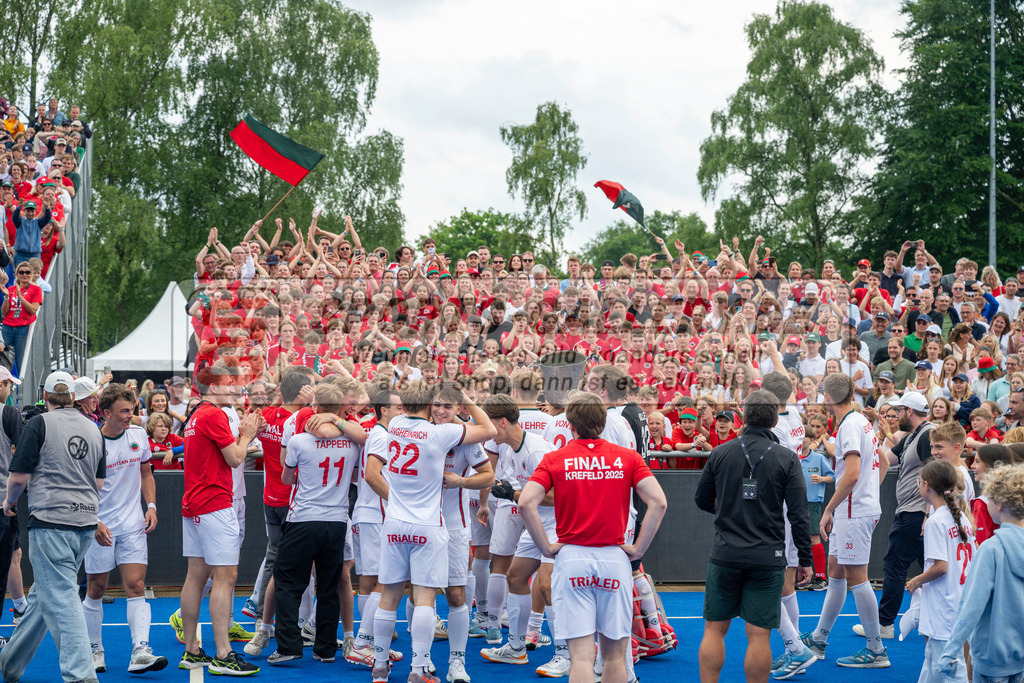 Final4_20250601-1626-Z82_9628 | Krefeld, Deutschland, 01.06.2025:  Feldhockey Final4 2025 – „Deutsche Feldhockey-Meisterschaften 2025“ Crefelder HTC - Rot-Weiss Köln (Finale Herren) im Gerd-Wellen-Hockeyanlage am 01.06.2025 in Krefeld, Deutschland. (Foto von Kramhöller/Fehrmann/Kaste)Krefeld, Germany, 01.06.2025: Feldhockey Final4 2025 – „Deutsche Feldhockey-Meisterschaften 2025“ Harvestehuder HTC - Düsseldorfer HC (Finale Damen) in Gerd-Wellen-Hockeyanlage at 01.06.2025 in Krefeld, Deutschland. (Foto from Kramhöller/Fehrmann/Kaste)