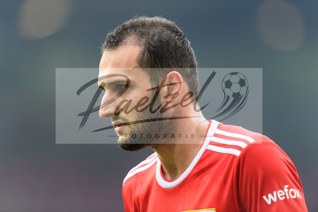 FCUBMG20210829_206 | Fussball, Herren: Levin Oeztunali (1.FC Union Berlin) schaut beim Spiel der 1. Bundesliga zwischen 1. FC Union Berlin und Borussia Moenchengladbach im Stadion An der Alten Foersterei am 29.08.2021 in Berlin, Deutschland. - Realisiert mit Pictrs.com