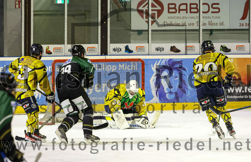2022-12-16_079_TSV_Erding_gegen_EC_Pfaffenhofen | Erding, Deutschland, 16.12.2022:
Eishockey, Bayernliga 2022 / 2023, 21. Spieltag, TSV Erding gegen EC Pfaffenhofen, Endergebnis: 14:1

Robert Neubauer (EC Pfaffenhofen, #13), Thomas Plihal (Erding Gladiators, #39), Torwart Hannes Kiefer (EC Pfaffenhofen, #30), Jeremy Eisenhofer (EC Pfaffenhofen, #20)

Foto: Christian Riedel / fotografie-riedel.net