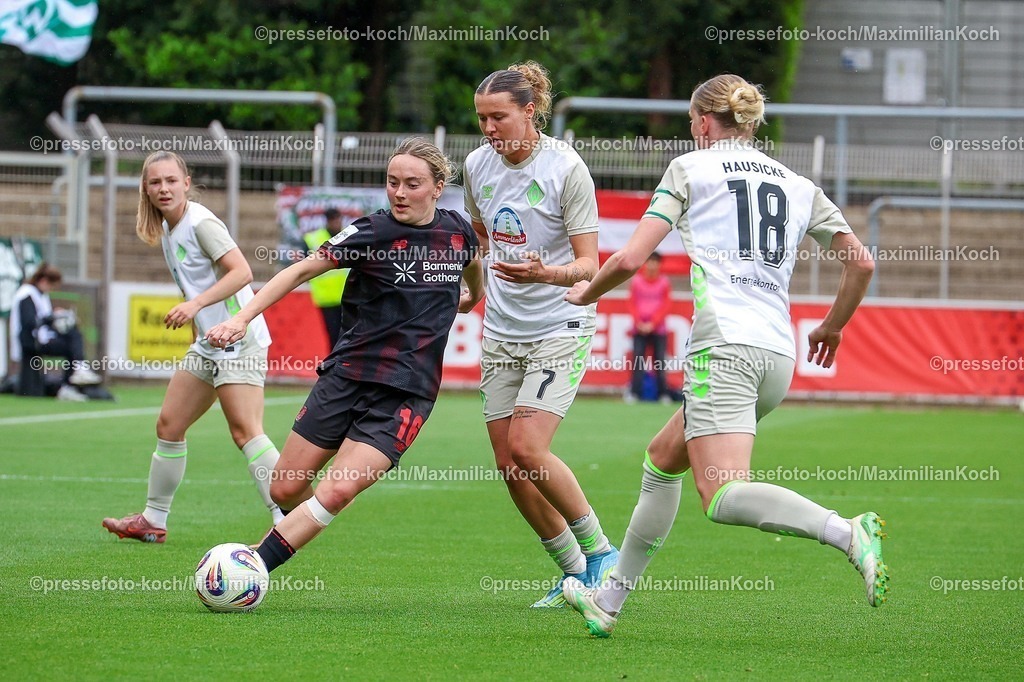 xsscx17052601009 | 17.05.2026, xsscx, Frauen Fussball, Bayer 04 Leverkusen - Werder Bremen, 1. Fussball Bundesliga, 26. Spieltag, Ulrich-Haberland-Stadion, Saison 2025 2026: Emöke Papai (Werder Bremen #16) im Zweikampf gegen Larissa Mühlhaus (Werder Bremen #7) DFB regulations prohibit any use of photographs as image sequences and or quasi-video. Photo: xSandraxScherningxPressefotoKochx