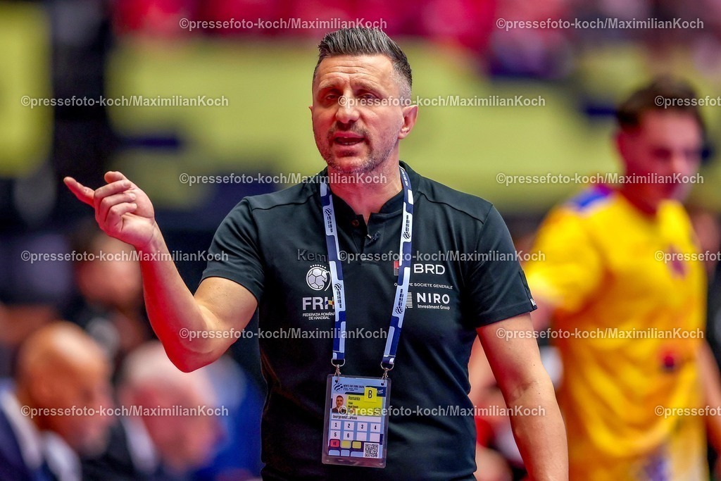 EHF16012601058 | 16.01.2026, Handball, Men's EHF EURO 2026, Portugal - Rumänien, Jyske Bank Boxen in Herning, Dänemark, Preliminary Round:  Headcoach George Ionut Buricea (Romania #hc) gestikulierend am Spielfeldrand  