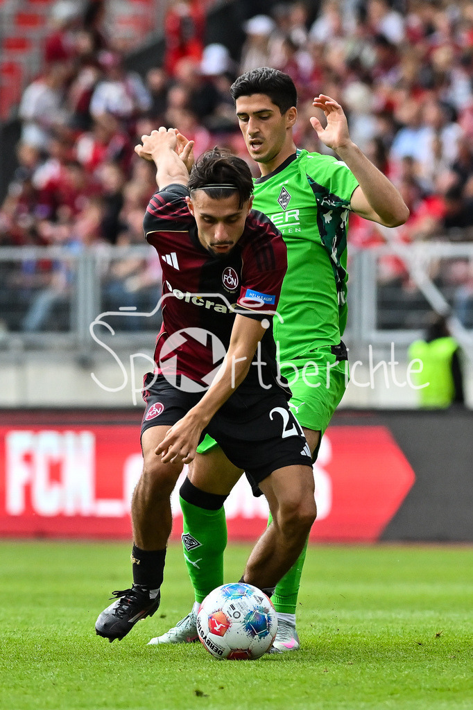 1. FC Nürnberg - Borussia Mönchengladbach | im Duell Berkay YILMAZ (1. FC Nuernberg 21) und Grant-Leon RANOS (Borussia Moenchengladbach 28) / Zweikampf / Testspiel: 1. FC Nuernberg - Borussia Mönchengladbach, Max-Morlock Stadion am 26.07.2025 / DFL REGULATIONS PROHIBIT ANY USE OF PHOTOGRAPHS AS IMAGE SEQUENCES AND/OR QUASI-VIDEO