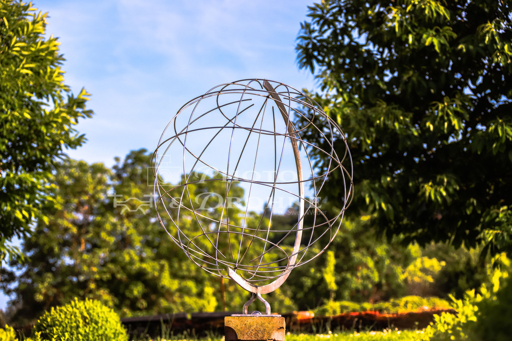 Welkugel im Welterbegarten-9487 | Weltkugel im Welterbegarten an der Martinskirche in Oberwesel. - Realisiert mit Pictrs.com