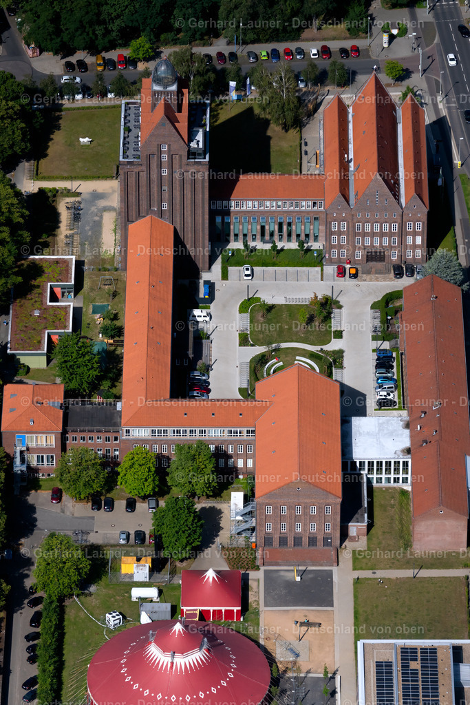 4035267 | BRAUNSCHWEIG 31.07.2020 Museum- und Ausstellungs- Gebäude- Ensemble "Staatliches Naturhistorisches Museum" und "Haus der Wissenschaft Braunschweig" an der Pockelsstraße im Ortsteil Nordstadt in Braunschweig im Bundesland Niedersachsen, Deutschland. Weiterführende Informationen bei: 3Landesmuseen Braunschweig. // Museum building ensemble "Staatliches Naturhistorisches Museum" and "Haus of Wissenschaft Braunschweig" in Brunswick in the state Lower Saxony, Germany. Further information at: 3Landesmuseen Braunschweig. Foto: Gerhard Launer