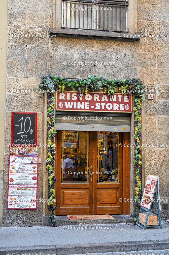 Italien_ Toscana_ Florenz_ 30.05.2024-216 | 30.05.2024, Italien, ITA, Toskana, Florenz im Bild Stadtansichten, Gebäude, Architektur, Touristen, Historisch, Souvenir, Altstadt, Museum, Statuen, Skulpturen, Piazza della Signoria, Statue David, Palazzo Vecchio, Neptunbrunnen, Piazza della Repubblica, Ponte Vecchio, Brücke, Uffizien, Kathedrale Santa Maria del Fiore, Arno, Fluß


Florenz, Firenze, ist eine italienische Großstadt. Nach Einwohnern ist sie die achtgrößte Stadt Italiens. Florenz ist die Hauptstadt sowie größte Stadt der Region Toskana und der Metropolitanstadt Florenz, in der etwa eine Million Menschen leben. Florenz ist für seine Geschichte berühmt. Leonardo da Vinci verbrachte große Teile seiner Jugend in Florenz, Michelangelo fand Unterschlupf in der Kirche der Medici, Galileo Galilei wohnte als Hofmathematiker in den Palästen der Medici. Von 1865 bis 1871 war die Stadt die Hauptstadt des neu gegründeten Königreichs Italien. Das historische Zentrum von Florenz zieht Jahr für Jahr Millionen von Touristen an. Die historische Innenstadt wurde von der UNESCO im Jahre 1982 zum Weltkulturerbe erklärt. 
Quelle: Wikipedia
