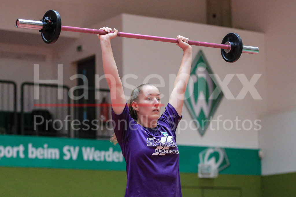 Handball, 2. Bundesliga Frauen, Training SV Werder Bremen | v.li.: Lara Niemann (SV Werder Bremen, 35) bei einer Übung, Trainingsübung