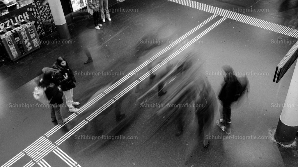 Bahnhof mit Menschen | Unterführung eines Bahnhofs mit Menschen  - Realisiert mit Pictrs.com