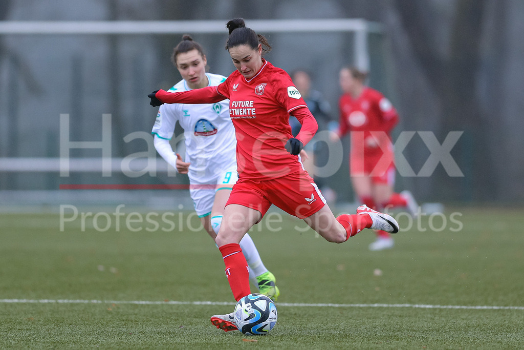 Fussball, Testspiel Frauen, SV Werder Bremen - FC Twente Enschede | v.li.: Caitlin Dijkstra (FC Twente Vrouwen, 4) am Ball, Einzelbild, Ganzkörper, Aktion, Action, Spielszene
