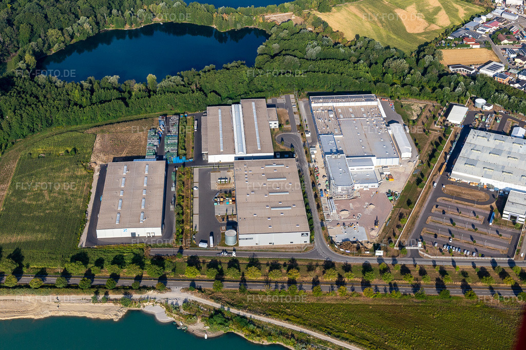 Luftbild: Faurecia Innenraum Systeme, Groke Türen GmbH, Werk Hagenbach, LINDE + WIEMANN Deutschland SE in Hagenbach im Bundesland Rheinland-Pfalz in Deutschland. Foto: IMG_133784.jpg vom 14.08.2022 durch Werner Riehm/FLY-FOTO.deWWW.LINDE-WIEMANN.COM