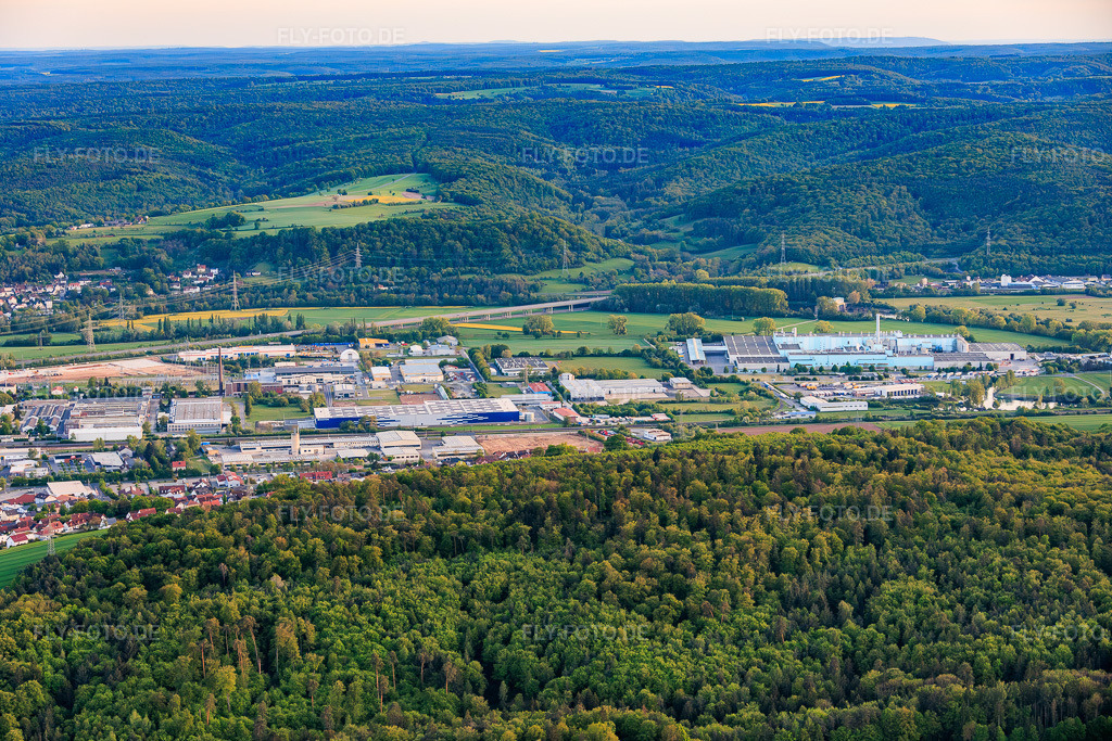 Luftbild: Industriegebiet Eltmann mit Papierfabrik Palm GmbH & Co. | Werk Eltmann und TenneT TSO GmbH, Standort Ebelsbach im Ortsteil Limbach in Eltmann im Bundesland Bayern in Deutschland.Foto: IMG_155983.jpg vom 02.05.2026 durch Werner Riehm/FLY-FOTO.deAuflösung des Originals: 6000 x 4000 pxWerk Eltmann: Palm Gruppe