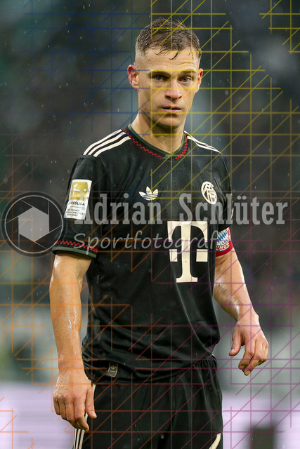 Borussia Mönchengladbach vs FC Bayern München - Bundesliga  | Mönchengladbach, Deutschland, 25.10.25:   Joshua Kimmich (FC Bayern München) schaut waehrend des Spiels der Bundesliga zwischen Borussia Mönchengladbach vs FC Bayern München im Stadion im Borussia Park(Foto von Brauer-Fotoagentur / Adrian Schlueter)