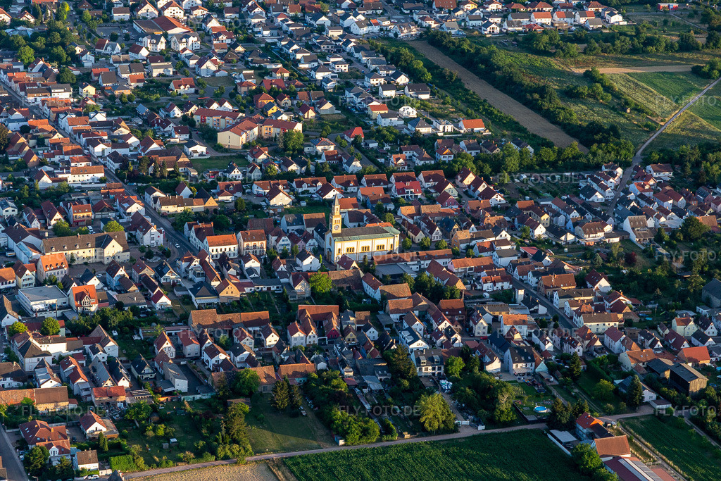 Luftbild: St. Martinus in Lingenfeld im Bundesland Rheinland-Pfalz in Deutschland. – Foto: IMG_133553.jpg vom 12.07.2022 durch Werner Riehm/FLY-FOTO.de – Auflösung des Originals: 5472 x 3648 px – Pfarrei Germersheim, Bistum Speyer