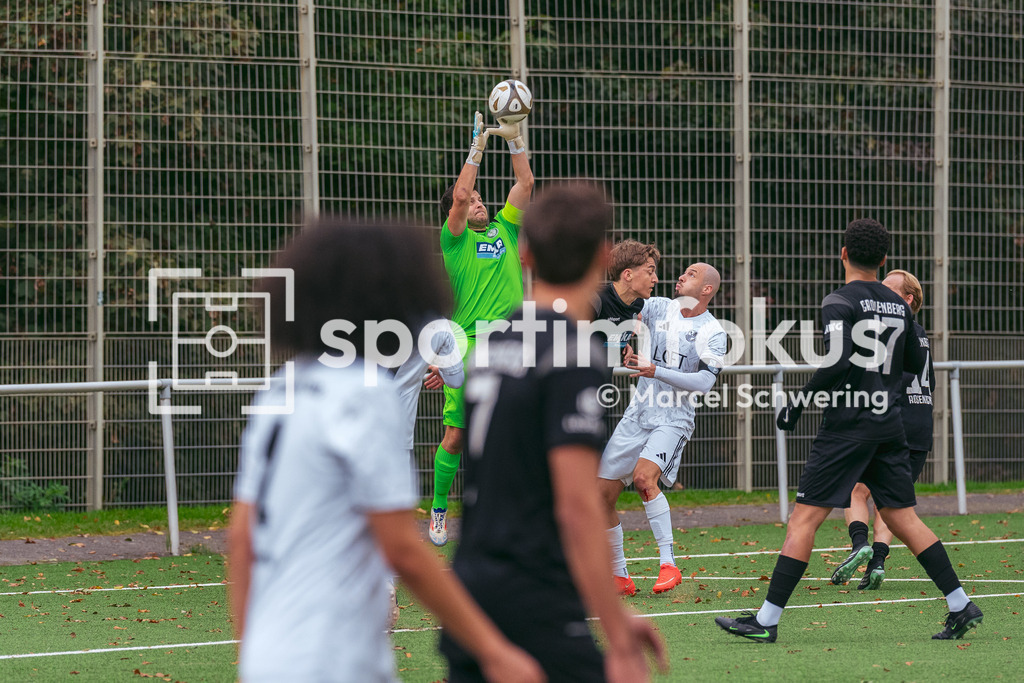 SSV Germania Wuppertal – Cronenberger SC | Yannik Radojewski (1, Cronenberger SC) fängt eine Flanke ab. Bezirksliga Niederrhein, Gruppe 2: SSV Germania Wuppertal gegen Cronenberger SC, Wuppertal, 11.10.2026. Endstand: 1:4. sportimfokus / Marcel Schwering - Realisiert mit Pictrs.com