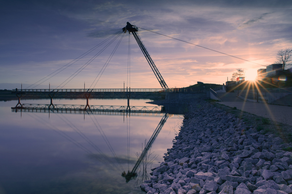 Sonnenuntergang an der Seebrücke Großräschen, Deutschland | Sonnenuntergang am Großräschener See mit Blick auf die Seebrücke, welche zum Andenken an den ehemaligen Braunkohletagebau errichtet wurde.Unsere Empfehlung: Alu-Dibond oder Acrylglas - Realisiert mit Pictrs.com