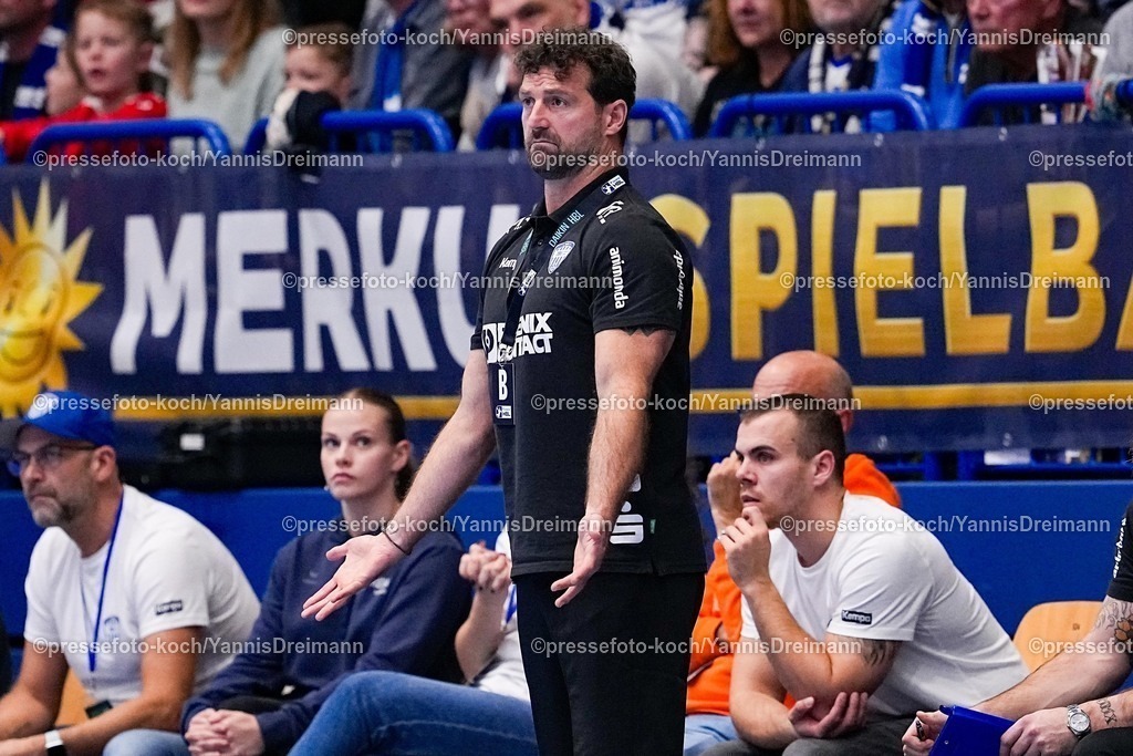 xYDRx05112501120 | 05.11.2025, xydrx, Handball, Achtelfinale DHB Pokal, TBV Lemgo Lippe - VfL Gummersbach, PHOENIX Contact-Arena: Florian Kehrmann (Trainer TBV Lemgo Lippe) gestikulierend