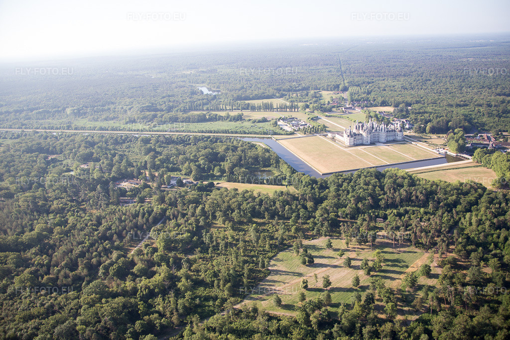 Vue aérienne: Vue de la ville à Chambord dans le département Loir et Cher, France. Photo: IMG_082127.jpg prise le 20/06/2015 par Werner Riehm/FLY-FOTO.euRésolution de l'original: 5472 x 3648 px