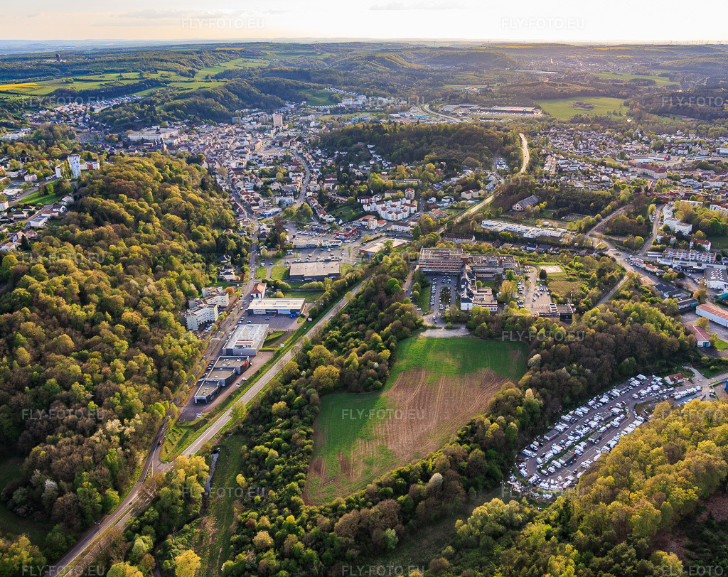 Vue aérienne: Vue de la ville depuis l'est avec l'hôpital De Saint-Avold à le quartier Zone Industrielle-Hollerloch-Gro in Saint-Avold dans le département Moselle, France.Photo: IMG_154702.jpg prise le 17/04/2026 par Werner Riehm/FLY-FOTO.euRésolution de l'original: 4818 x 3820 pxHôpital Saint-Avold - Hôpital Saint-Avold