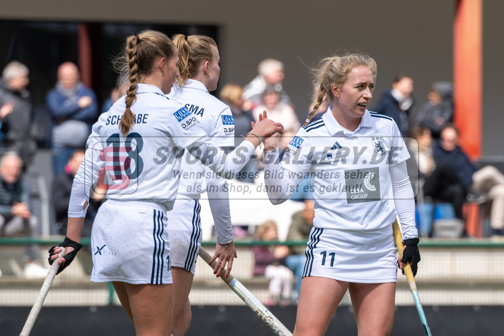 SFE_20240421_0170 | Düsseldorf, Deutschland, 21.04.2024: Sara Strauss (Düsseldorfer HC), Sophia Schwabe (Düsseldorfer HC) in Aktion waehrend des Spiels der Feldhockey 1. Bundesliga Damen zwischen Düsseldorfer HC - Münchener SC im Düsseldorfer Hockeyclub 1905 e.V. am 21.04.2024 in Düsseldorf, Deutschland. (Foto von Stephan Fehrmann)

Düsseldorf, Germany, 21.04.2024: Sara Strauss (Düsseldorfer HC), Sophia Schwabe (Düsseldorfer HC) in action during the game of Feldhockey 1. Bundesliga Damen between Düsseldorfer HC - Münchener SC in Düsseldorfer Hockeyclub 1905 e.V. at 21.04.2024 in Düsseldorf, Deutschland. (Foto from Stephan Fehrmann)