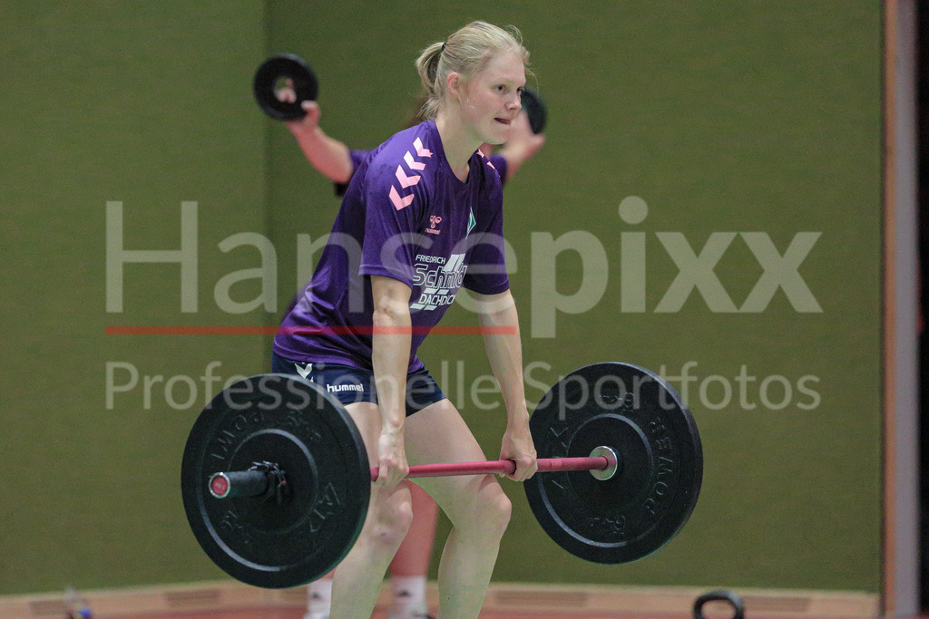 Handball, 2. Bundesliga Frauen, Training SV Werder Bremen | v.li.: Denise Engelke (SV Werder Bremen, 18) bei einer Übung, Trainingsübung