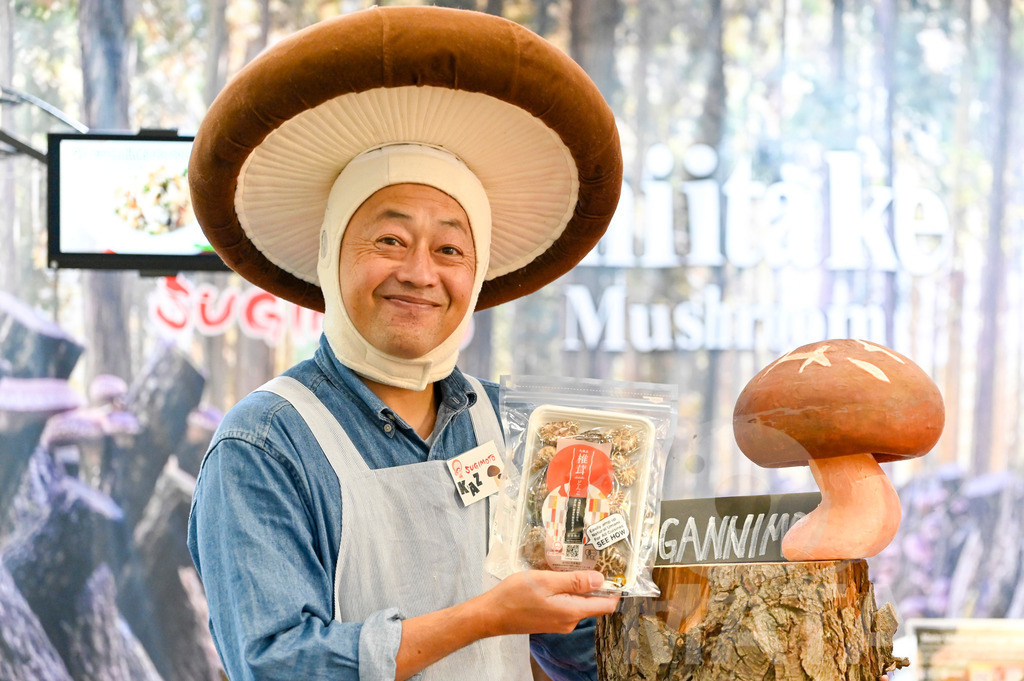 _DWI3684 | Das Herz der internationalen Bio-Branche schlug vom 26.–29.07.2022 für vier Tage in Nürnberg. Die BIOFACH, Weltleitmesse für Bio-Lebensmittel, und die VIVANESS, Internationale Fachmesse für Naturkosmetik, meldet sich mit der einmaligen „Summer Edition“ zurück. Groß war die Wiedersehensfreude der über 24.000 Fachbesucher aus 137 Ländern. Im Fokus: Der persönliche Austausch, Networking und vertiefte Gespräche zu den Themen der Zeit. Aber auch: Neuheiten und Trends entdecken und eintauchen mit allen Sinnen in die Produktvielfalt der 2.276 Aussteller aus 94 Ländern. Nürnberg, 29.07.2022 - Realisiert mit Pictrs.com