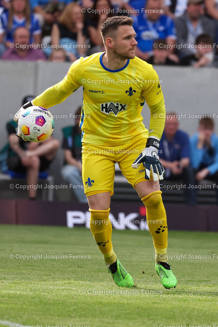 2400414_svdvsscf_2455 Kopie | Darmstadt, 14.04.2024 xjfx 1.Bundesliga SV Darmstadt 98 - SC Freiburg v.l., Goalkeeper, Torwart  Marcel Schuhen (SV Darmstadt 98)  am Ball, Freisteller, Einzelbild, Ganzkörper, Aktion, Action, Spielszene





(DFL/DFB REGULATIONS PROHIBIT ANY USE OF PHOTOGRAPHS as IMAGE SEQUENCES and/or QUASI-VIDEO) - Realisiert mit Pictrs.com