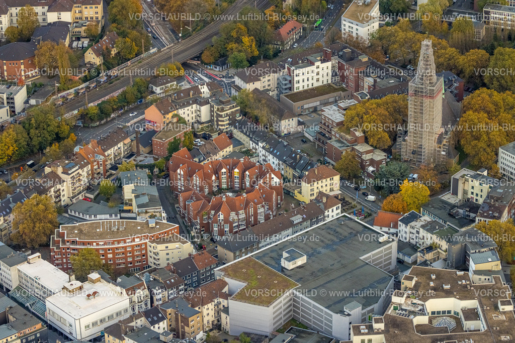 Bochum231102642 | Luftbild, Baustelle mit Reparatur und Sanierung am verhüllten Kirchturm der kath. Propsteikirche St. Peter und Paul, Krankenhaus St. Elisabeth Hospital, Wohngebiet und Parkhaus P5 Brückstraße, Wohnstift Senioren-Wohnheim Brühl GmbH Haus Lauenstein, Gleisdreieck, Bochum, Ruhrgebiet, Nordrhein-Westfalen, Deutschland