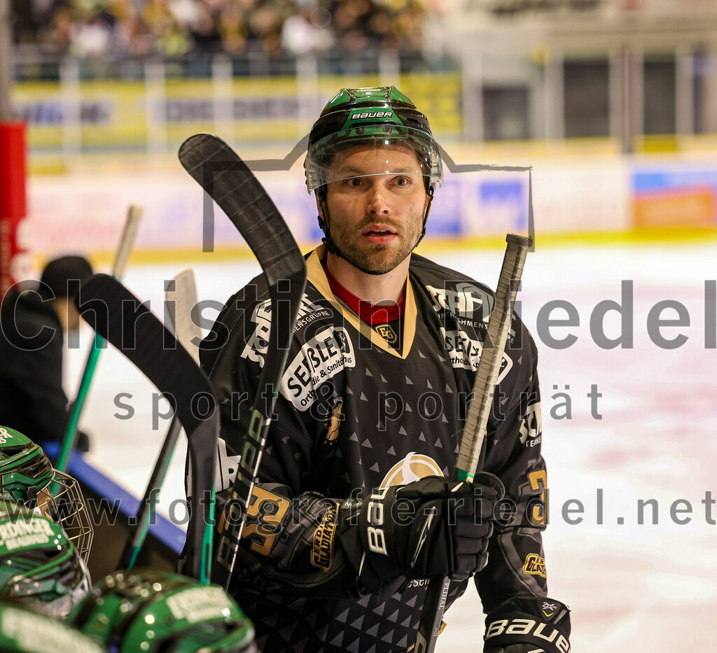 2024-02-16_017_TSV_Erding_gegen_ERSC_Amberg | Erding, Deutschland, 16.02.2024:
Eishockey, Bayernliga Playoffs 2023 / 2024, 1. Spieltag, TSV Erding gegen ERSC Amberg, Endergebnis: 1:2

Thomas Plihal (Erding Gladiators, #39)

Foto: Christian Riedel / fotografie-riedel.net