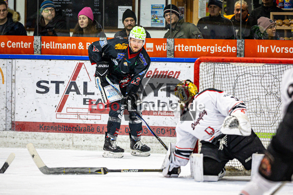 Peißenberg MINERS gegen EV Dingolfing ISAR RATS | Eishockey Bayernliga 2025/26 Vorrunde 28. Spieltag, Peißenberg MINERS gegen EV Dingolfing ISAR RATS, 20260118,Weiland PARRISH (MINERS 13) sucht den Pass,2026-01-18 in Peißenberg (flatbuy Arena Peißenberg), Weiland PARRISH (MINERS 13)Copyright: WolfgangxLindner www.foto-lindner.de