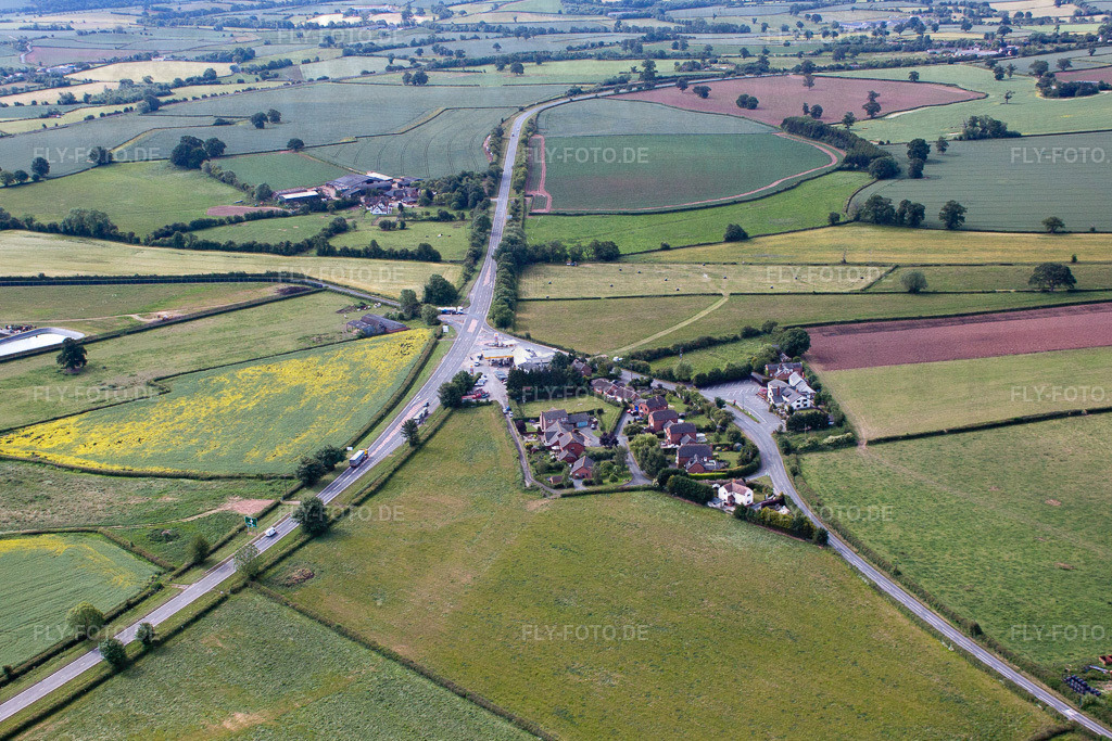 Tankstelle und Umkehrpunkt wegen aufziehender Gewitter | Luftbild: Tankstelle und Umkehrpunkt wegen aufziehender Gewitter in Thruxton im Bundesland England in Großbritanien. Foto: IMG_40613(39537).jpg vom 10.06.2011 durch Werner Riehm/FLY-FOTO.de - Realisiert mit Pictrs.com
