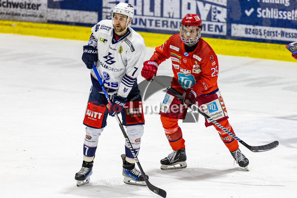 EC Peiting vs Blue Devils Weiden | Eishockey Oberliga Süd 2023/2024, EC Peiting vs Blue Devils Weiden, 20240126,
Luca GLÄSER (BDW 7) und Tobias BECK (ECP 25),
2024-01-26 in Peiting (Eisstadion)
7 Luca GLÄSER (BDW 7), 25 Tobias BECK (ECP 25)
Copyright: WolfgangxLindner