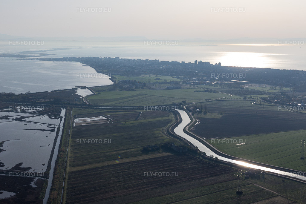 Vue aérienne: Vue de la ville à Pantani dans le département Frioul-Vénétie Julienne, Italie. Photo: IMG_105699.jpg prise le 08/04/2018 par Werner Riehm/FLY-FOTO.eu – Résolution de l'original: 5472 x 3648 px