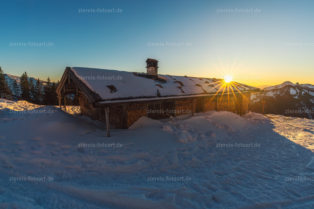 Die Wildfeldalm am Fuße der Rotwand | Zum Sonnenuntergang - Realisiert mit Pictrs.com