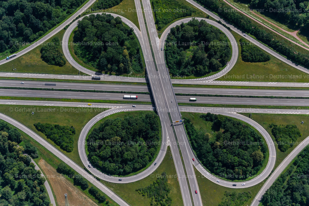 4032975 | FREIBURG IM BREISGAU 30.06.2020 Verkehrsführung und Fahrbahnen der Straßenführung am Autobahnkreuz der BAB A5 und B31 in Freiburg im Breisgau im Bundesland Baden-Württemberg. // Traffic flow at the intersection- motorway A 5 und B31 in Freiburg im Breisgau in the state Baden-Wurttemberg. Foto: Gerhard Launer