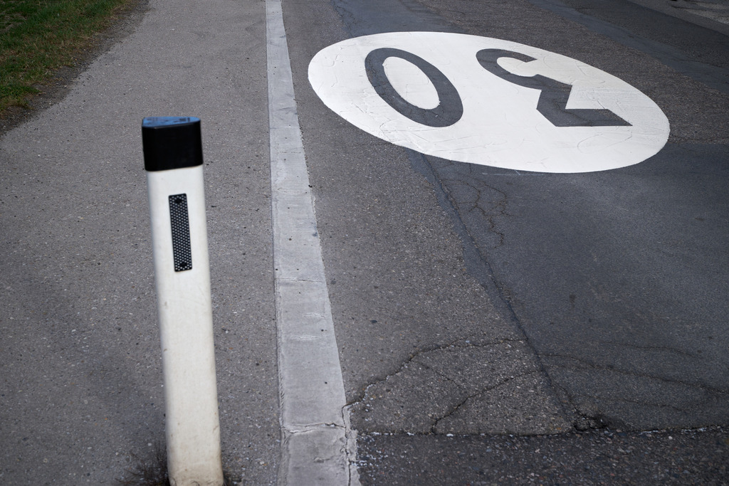 Gehsteig und Strasse in der 30er Zone | Wien, Austria - March 21, 2023: Gehsteig und Strasse in der 30er Zone. - Realisiert mit Pictrs.com