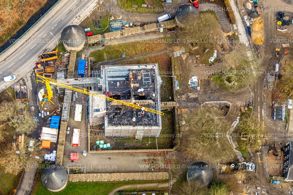 Velbert251201003Neviges-2 | , Luftbild, Schloss Hardenberg, Aufräumarbeiten und Sicherungsarbeiten nach dem Vollbrand des Schlosses am 21.11.2025,  Umbau und Renovierung mit Baugerüst und Baukran, Neviges, Velbert, Bergisches Land, Nordrhein-Westfalen, Deutschland