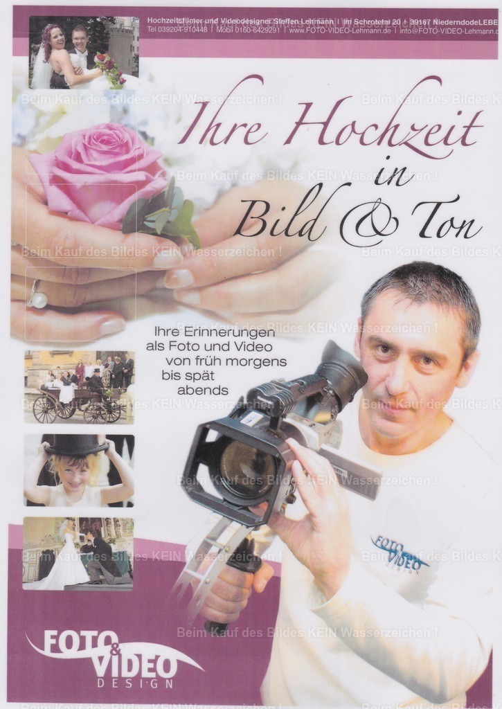 64_Lehmann 14 | Zwanzig Jahre voller unvergesslicher Momente---Viele Jahre prägten Hochzeiten meinen Berufsalltag. Unter dem Motto „Ihre Hochzeit in Bild und Ton“ begleitete ich Brautpaare an einem der wichtigsten Tage ihres Lebens. Dieses Foto zeigt einen meiner damaligen Flyer – und erinnert mich an eine Zeit, die ich bis heute mit großer Freude verbinde.--- An einem Hochzeitstag war ich Fotograf und Videograf zugleich. Mit Kamera, Fotoapparat, Steadycam und Hochstativ hielt ich die kleinen und großen Augenblicke fest – vom ersten aufgeregten Blick am Morgen bis zur ausgelassenen Feier am Abend. Jeder Tag war anders, jede Hochzeit hatte ihre eigene Geschichte.--- Diese Jahre waren spannend, abwechslungsreich und oft auch herausfordernd. Ich durfte das Vertrauen unzähliger Brautpaare genießen und war immer wieder berührt, Teil ihrer schönsten Erinnerungen zu sein. --- Wenn ich heute auf diesen Flyer schaue, denke ich an viele glückliche Gesichter, bewegende Augenblicke und an eine Zeit zurück, die einen wichtigen Grundstein für meinen weiteren Weg gelegt hat. Auch wenn sich meine Schwerpunkte später verändert haben, werde ich diese zwanzig Jahre immer in bester Erinnerung behalten. - Realisiert mit Pictrs.com