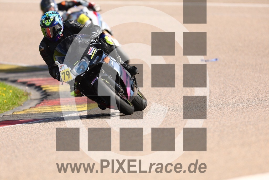 0079-20250422_00296 | Schöne Erinnerungen an spannende Momente - das festzuhalten ist unser Job. PIXELrace.de ist seit 2003 auf den Rennstrecken Europas unterwegs um die Action draußen beim Fahren und die wunderbare Stimmung imm Fahrerlager für euch einzufangen.