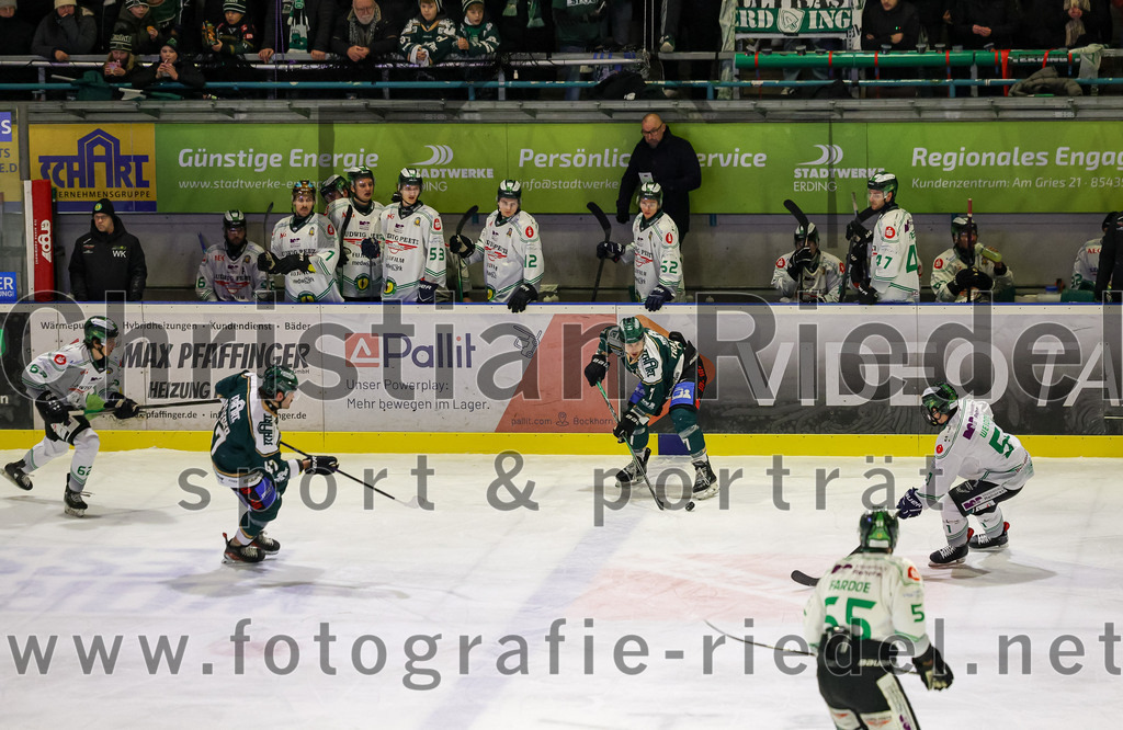 2026-01-02_047_TSV_Erding_gegen_Hoechstadt_Alligators | Erding, Deutschland, 02.01.2026:Eishockey, Oberliga Süd 2025 / 2026, 33. Spieltag, TSV Erding gegen Höchstadt Alligators, Endergebnis: 2:1Marco Pfleger (Erding Gladiators, #47), Louis Trattner (Erding Gladiators, #7)Foto: Christian Riedel / fotografie-riedel.net