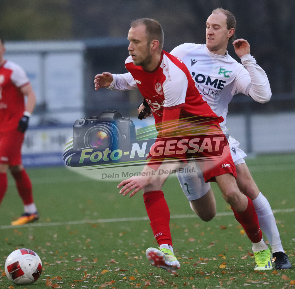 FC RW Kirchlengern - FC Lübbecke | Auf dem Bild zu sehen: rot FC RW Kirchlengern: Lennard Wüllner ; weiß FC Lübbecke: Sven RedetzkyFC RW Kirchlengern, FC Lübbecke, Saison 25/26, Landesliga, Kirchlengern, Deutschland - Realisiert mit Pictrs.com