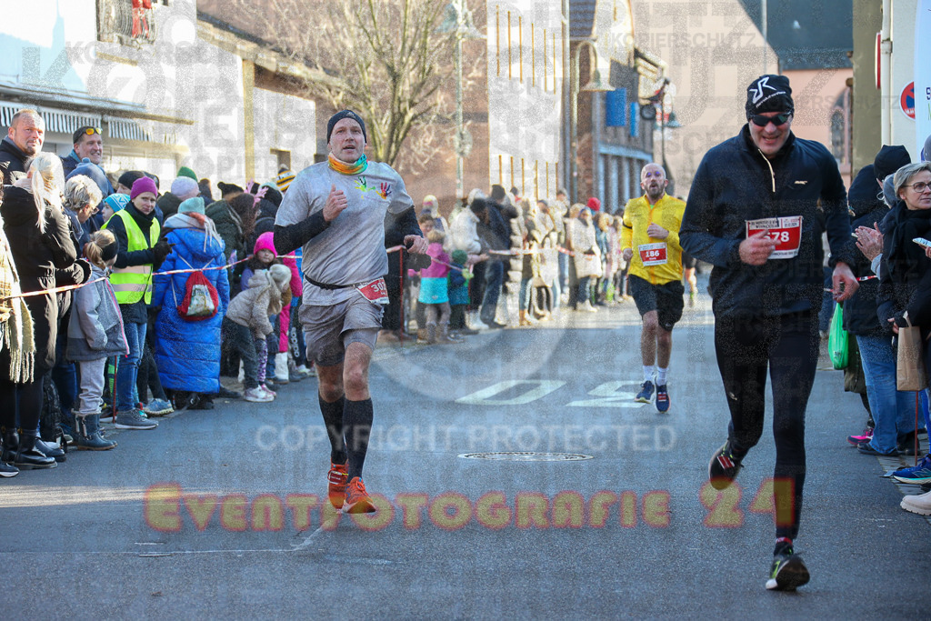 241201_1226_EX1_2143 | Sportfotografie im Rhein-Sieg Kreis, Köln, Bonn, NRW, Rheinland Pfalz, Hessen, etc. Unser Tätigkeitsfeld umfasst den Laufsport vom Volkslauf über den Marathon, Duathlon, Triathon bis zum Ultralauf wie Kölnpfad Ultra oder Schindertrail.