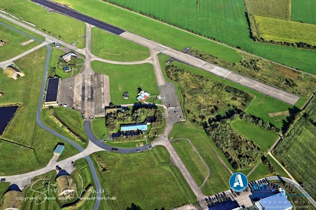 Luftbild Flughafen Husum-Schwesing versorgt auch die Forschungsstation FINO 3 | Die GPS-Koordinaten des Flugplatzes betragen 54° 30′ 60″ N, 09° 08′ 30″ E , und die Platzhöhe beträgt 20 Meter (62 Fuß) über dem Meeresspiegel.- Der Funkkanal für die Kommunikation ist 125,835 MHz. - Die Betriebszeiten sind im Sommer von 08:00 bis 18:00 Uhr UTC, außerhalb dieser Zeiten sowie im Winter ist eine vorherige Anmeldung (PPR) erforderlich. - Die Flugplatzbezeichnung lautet „Husum Radio“. - Der vor einigen Jahren auf dem Flugplatz etablierte „Heliport Westcoast“ erfüllt zunehmend wichtige Serviceaufgaben im Umfeld der Offshore-Windenergiegewinnung. Von Husum aus versorgen Helikopter Windparks und Konverterstationen auf der Nordsee mit Service- und Wartungspersonal. Husum-Schwesing versorgt auch die Forschungsstation FINO 3