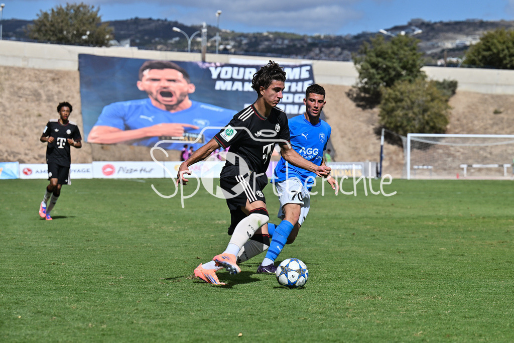 Papohs FC U19 - FC Bayern München U19 | im Duell Adin LICINA (FCB #7) und Andreas CHRISTOFOROU (Paphos FC U19 70) / Zweikampf / UEFA Youth League: Paphos FC U19 - FC Bayern München U19; Stelios Kyriakides Stadium am 30.09.2025